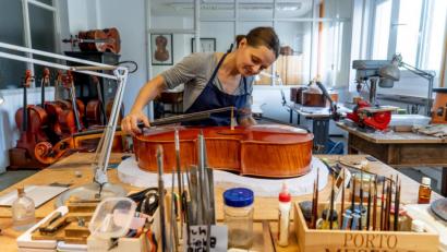 Bild: Christian Gold
Werkstattbesuch bei Geigenbauerin Judith Bauer.
