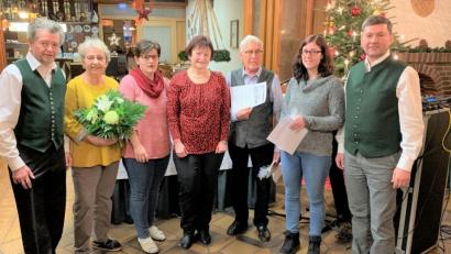 Bild: tu
Die Urlauberjubilare freuen sich über die Geschenke von Bürgermeister Rainer Rewitzer, Touristikbeauftragten Johann Walbrunn, Tourismusbüroleierin Maria Herrmann-Preßl und Juniorchefin Katrin Hartwig vom Hotel „Regina“.