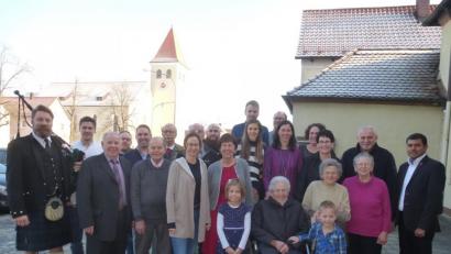 Bild: bk
Mit 90 trotz Rollstuhl noch wohlauf: Edith Witt im Kreis ihrer Angehörigen und Geschwister darf sich auf den dritten Urenkel freuen.
