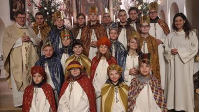 Bild: fpoz
Die Sternsinger nach der Aussendung am Neujahrstag mit Stadtpfarrer Bernd Philipp und Gemeindeassistentin Laura Amann.