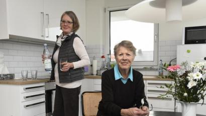 Bild: Petra Hartl
Karin Haberecht (sitzend) lebt im betreuten Wohnen im Seniorendienstleistungszentrum am Haager Weg. Links Tochter Bettina Begemann.