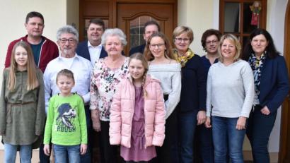 Bild: no
Hilde Krieger (Sechste von links) freut sich an ihrem runden Geburtstag über die Glückwünsche ihrer Angehörigen, der Abordnungen des Katholischen Frauenbunds und des Gartenbauvereins Illschwang, von Bürgermeister Dieter Dehling (Fünfter von links) und Pfarrer Konrad Willi (Achter von links, leicht verdeckt).