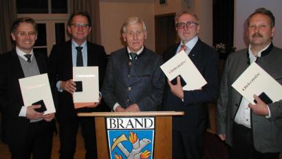 Bild: ld
Für langjährige Tätigkeit im Gemeinderat erhielten Tobias Reiß (links) und Christian Drehobel (Zweiter von rechts) die Bürgermedaille. Wolfgang Doleschal (Zweiter von links) und Bernhard Schindler (rechts) erhielten aus der Hand von Bürgermeister Ludwig König (Mitte) die Max-Reger-Medaille