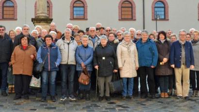 Bild: bsc
Über 50 Mitglieder aus Siedlervereinen im Landkreis Tirschenreuth waren der Einladung von Toni Dutz (vorne, Dritter von rechts) gefolgt und informierten sich bei einem Besuch in Regensburg über die Arbeit des Bezirks Oberpfalz. Benedikt Schreiner, Leiter der Sozialverwaltung, und Hermann Krauß, Leiter der Bezirkshauptverwaltung, (hinten von rechts) stellten die Arbeit und Aufgaben ausführlich vor. Der Vorsitzende des Verbands Wohneigentum Kreisverband Tirschenreuth, Otmar Zeitler, (Neunter von links) dankte besonders Bezirksrat Toni Dutz, der die Fahrt ermöglich hatte.