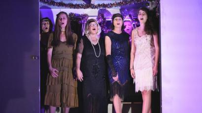 Bild: Tobias Schwarzmeier
Mitreißender Gesang aus den Kulissen: Viele Theaterfans werden erstmals beim Erfolgsmusical „Cabaret“ in der Vohenstraußer Stadthalle auf den neuen Landestheater-Chor „RegionaLTOn“ aufmerksam.