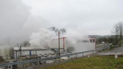 Bild: Polizei Neunburg vorm Wald
Aus der Firmenhalle von Lorenz Bahlsen in Neunburg vorm Wald dringt dichter Rauch.
