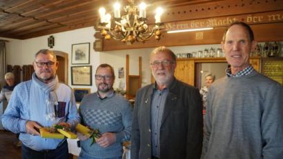 Bild: weu
Organisator Johann Köppl und Bürgermeister Johann Graßl (von rechts) sprachen bei der Verabschiedung beim jüngsten Treffen in Dieterskirchen die Hoffnung auf viele weitere Besuche aus. Auch Bürgermeister Dominique Wafflard und der Vorsitzende des Partnerschaftsvereins, Philippe Lesieux (von links) freuen sich auf ein Wiedersehen.