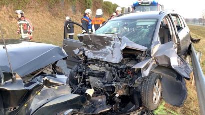 Bild: dmra
Die vier Insassen mussten aus den total zerstörten Wagen befreit werden.