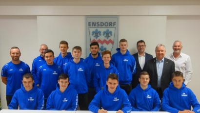 Bild: tra
Bürgermeister Markus Dollacker (stehend Zweiter von rechts) würdigte die Leistungen der A-Junioren der DJK mit einem Empfang im Rathaus.