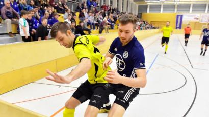 Bild: Hubert Ziegler
Packende Duelle an der Bande erwartet die Zuschauer wieder beim „Edeka-Schöffler-Cup“ am Sonntag in Auerbach. Gastgeber SV 08 Auerbach als Kreisligist ist im Feld der Bayern-, Landes- und Bezirksligisten wieder klarer Außenseiter. Im vergangenen Jahr sprang nach einem Sieg im Platzierungsspiel gegen den FC Amberg (Bild) Rang sieben heraus.