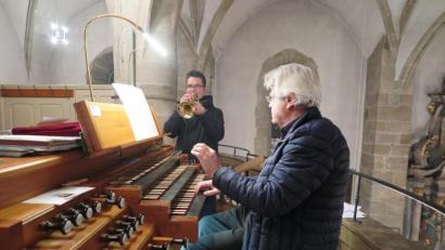 Bild: jzk
Beim Jahresabschlussgottesdienst spielte der Trompeter Andreas Sächerl geistliche Musik von G.F. Händel und J.S. Bach und Lieder aus dem Gotteslob. Josef Zaglmann begleitete ihn auf der Orgel.