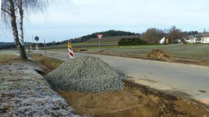 Bild: Portner
Die 1,8 Kilometer lange Gemeindestraße von Pirk (Bild) nach Mitterlangau wird heuer instandgesetzt. Der Ausbau der Zufahrten startete noch im Dezember.