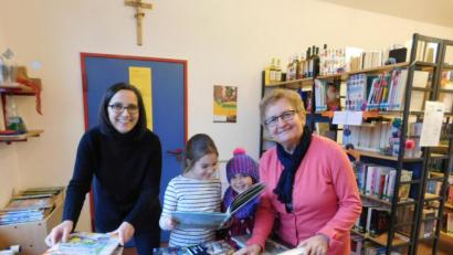 Bild: exb
Brandneuer Lesestoff ist eingetroffen. Nicht nur das Leitungsteam freut sich über die neuen Bücher, die man ab Sonntag in der Pfarrbücherei ausleihen kann.