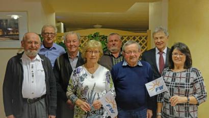 Bild: twi
Vorsitzende Maria Schlögl, MdL Joachim Hanisch und die geehrten Gründungsmitglieder Klaus-Peter Fiedler, Johann Zitzler, Mathilde Faltenbacher, Georg Zwack, Willi Gradl und Karl-Heinz Dietl bei der Feier zu 30 Jahren Freie Wähler in Wernberg-Köblitz (von links).
