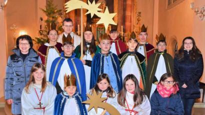 Bild: no
Nach dem Neujahrsgottesdienst wurden in Illschwang die Sternsinger von Pater Ryszard aus Kastl ausgesendet. Links Ministrantenbetreuerin Veronika Falk, rechts Oberministrantin Lisa Falk.