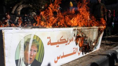 Bild: Mahmoud Ajjour/APA Images via ZUMA Wire/dpa
Während eines Protestes von Unterstützern der Hamas gegen die USA brennt in Gaza ein Plakat mit einem Bild des US-Präsidenten Donald Trump. Die gezielte Tötung von Ghassem Soleimani könnte einen Flächenbrand auslösen.