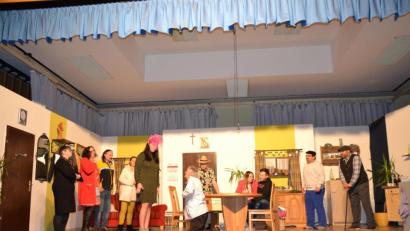 Bild: gi
Schulkameradin Elisabeth (Michaela Sauer) klärt Franz-Josef Holzmeier (Franz Bulenda) auf, dass er nicht der Vater ihrer Tochter ist und auch nie Geld von ihm erhalten hat. Der Heirat der beiden jungen Leute Markus (Josef Irlbacher) und Kathy (Evi Seidl) steht nichts mehr im Wege.