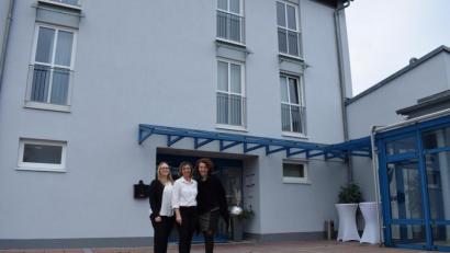 Bild: szl
Das neue Führungsteam im Hotel Miratel: (von links) Verena Eder, verantwortlich für den Vertrieb, Ludmila Satrova, leitende Mitarbeiterin an der Rezeption, und Geschäftsführerin Dagmar Teufel.