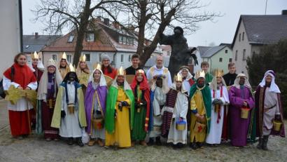 Bild: jr
Feierlich ausgesandt wurden am Freitag die 20 Sternsinger der Pfarrei St. Laurentius, die in fünf Gruppen durch die Marktgemeinde zu den Familien ziehen und den Menschen dort ein gutes neues Jahr wünschen. Gleichzeitig verewigen sich Caspar, Melchior und Balthasar mit ihren Insignien in der Wohnung. Unser Bild zeigt die Aussendung durch Pater Benedikt Leitmayr am Pater-Liberat-Weiß-Brunnen. Am Samstag feiert man den 345. Geburtstag des Seligen.