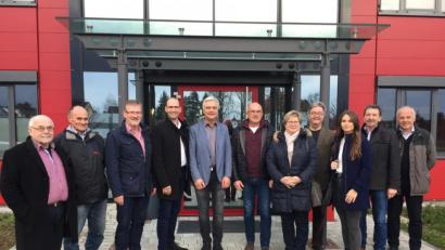 Bild: exb
Vetreter des Ortsverbands Waldsassen und der Kreistagsfraktion der Freien Wähler besuchten kürzlich die Firma Kassecker in Waldsassen.