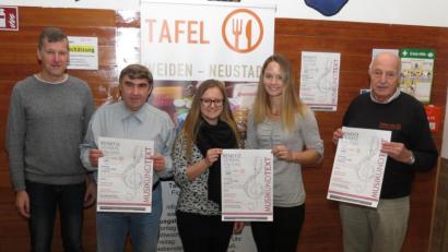 Bild: Dobmeier
Die Benefizveranstaltung „Musik und Text“ unterstützen (von links) Lektor Wolfgang Göldner, die Musikgruppe „Oberpfälzer Saitenklang“ mit Josef Sterr und das Gesangsduo „Magdalena und Marina“. Tafel-Vorsitzender Josef Gebhardt hofft auf viele Besucher.