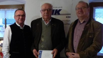 Bild: pop
Ortsvorsitzender Karl Bauer (rechts) und stellvertretender Kreisvorsitzender Johann Ludwig (links) zeichnen Ludwig Hümmer für 25 Jahre Treue zum VdK aus.
