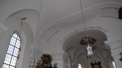 Bild: Winter, Elfriede
Deutlich erkennbare Risse im Kirchenraum veranlassten zum Handeln.