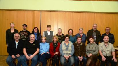 Bild: bey
Hans Meißner (sitzend, links) führt als Nummer eins "Die Bürgerliste" in die Kommunalwahl 2020. Die nachfolgenden Kandidaten sind Georg Rosner, Christine Roth, Ingeborg Thoma, Anke Scheidler-Argauer, Klaus Proß, Hannelore Quardokus, Andreas Hoch (sitzend von links), Kathrin Baumgärtner, Stefan Sommer, Ingrid Hanauer, Sven Thoma, Roswitha Sommer, Yvonne Meißner, Ursula Rosner und die Ersatzleute Herbert Argauer und Robert Kastl (stehend von links).