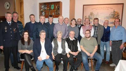 Bild: pi
Franz Schaller (sitzend, Zweiter von rechts) freut sich über die vielen Glückwünsche zum 80. Geburtstag.