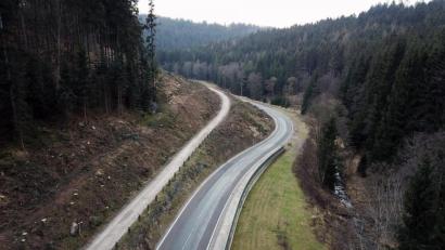 Bild: mmj
Der Ausbau der Staatsstraße 2159 zwischen Gaisthal und Schönsee ist auch in diesem Jahr ein Schwerpunkt. Nach vorbereitenden Arbeiten im Vorjahr beginnt im Frühjahr die eigentlichen Straßenbauarbeiten.