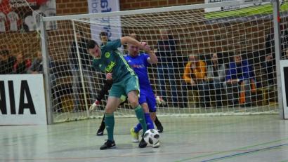 Bild: A. Schwarzmeier
Beim Oberpfalz-Medien-Cup blieb der SV Mitterteich (Szene mit Manuel Dürbeck, vorne, im Spiel gegen den SV Etzenricht) als Titelverteidiger nach dem Aus in der Vorrunde einiges schuldig. Beim Neujahrscup des SV Steinmühle geht der Landesligist erneut als Titelverteidiger an den Start und will es diesmal etwas besser machen in Weiden.