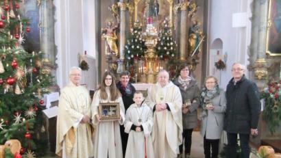 Bild: gm
Sie freuen sich gemeinsam (von links): Pfarrer Josef Beer, Lucia Götz mit ihrem neuen Krippenkästchen, Haushälterin Elisabeth Vogl, Loszieher Florian Schanderl, Pfarrer Josef Fromm und die weiteren Gewinner Hildegard Schlegl, Anneliese Friedl sowie Michael Götz.