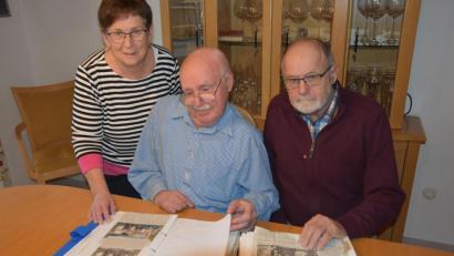 Bild: Lowak
Der Behinderten- und Versehrtensportverein hat sich aufgelöst. Josef Bergler (von rechts), Otto Götz und Marie-Luise Bergler blicken zurück und blättern gerne in den alten Unterlagen.