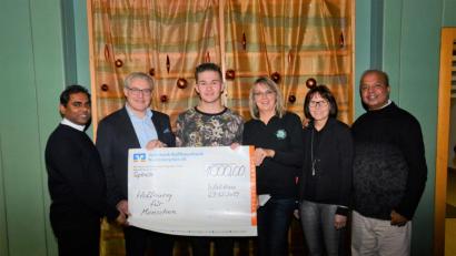Bild: tu
Tim Röbl aus Waldau überreicht 1000 Euro an den Verein „Hoffnung für Menschen“.