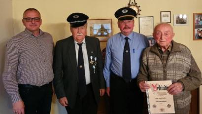 Josef Müller wurde vor Weihnachten zum neuen Ehrenmitglied der KSK Schindellohe und Umgebung ernannt. Zur Auszeichnung gratulierten dem Neusorger (von links) Bürgermeister Hubert Kraus (Pullenreuth), Ehrenvorsitzender Josef Übelmesser und KSK-Vorsitzender Bernhard Miedl.