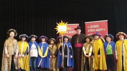 Bild: exb
Die Sternsinger aus Bad Neualbenreuth zusammen mit Bischof Rudolf Voderholzer.