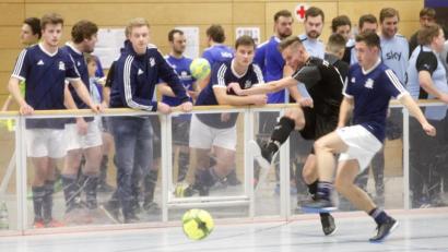 Bild: Hirsch
Die Hobby- und Freizeitmannschaften lieferten sich im Schwarzenfelder Sportpark spannende Spiele. In dieser Szene holt der Stullner Marvin Melchner im Spiel gegen Schmidgaden zum Torschuss aus.