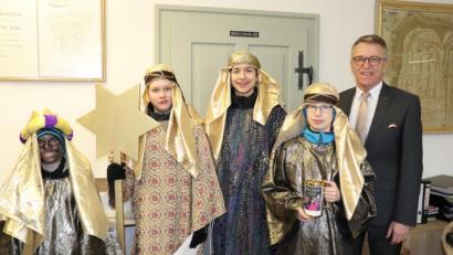 Bild: M. Streich, Stadt Tirschenreuth/exb
Eine Gruppe Sternsinger besuchte Bürgermeister Franz Stahl im Rathaus.
