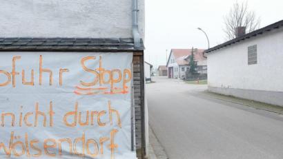 Bild: ohr
Ein Plakat an einer Engstelle in Wölsendorf Richtung Kreuzung konfrontiert den Leser mit der Problematik zum Abtransport.