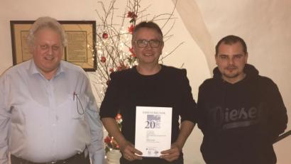 Bild: le
Firmenchef Erwin Stich (von links) zeichnet Robert Helgert für 20-jährige 
Betriebszugehörigkeit mit einer Ehrenurkunde von der Handwerkskammer Niederbayern-Oberpfalz aus.
