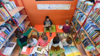 Bild: Arne Dedert
Viele Kinder haben beim Lesen Schwierigkeiten. Buchhändlerin Maria Rupprecht und Wissenschaftlerin Anita Schilcher wissen, wie man sie motivieren kann.