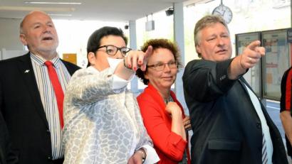 Archivbild: Petra Hartl
Nein, Birgit Fruth (Zweite von links) zeigt Brigitte Netta (Zweite von rechts) nicht, dass es für sie zur SPD-Tür hinausginge. Im Gegenteil hatte die Fraktionsvorsitzende der Bürgermeisterin für die OB-Kandidatur den Vortritt lassen wollen, schildert nun Stadtverbandschef Martin Seibert (links), der Netta nach eigenen Worten ebenso wenig draußen sehen wollte. Dieses Foto entstand 2016, als die Zeiten zwischen beiden Seiten noch nicht so eisig waren, beim Besuch des SPD-Bahnexperten MdB Martin Burkert (rechts) am Bahnhof. Jetzt allerdings steht die Beziehung der zwei Seiten Amberger SPD und Netta auf dem Abstellgleis.