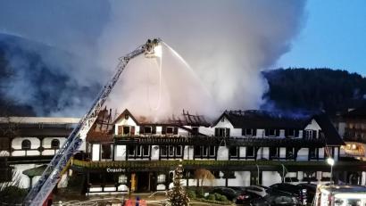 Bild: Andreas Rosar/dpa
Einsatzkräfte der Feuerwehr löschen einen Brand im Restaurants des Hotels „Traube Tonbach“.