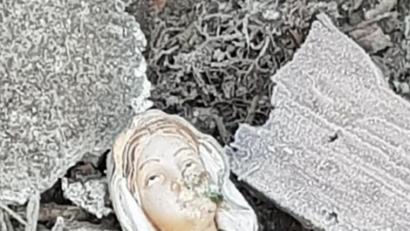 Bild: Agnes Frank
Die Muttergottesgrotte in Waldmünchen war massiv gebaut - nach der Detonation mit illegalen Böllern ist sie dennoch völlig zerstört.