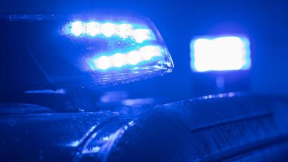 Bild: Jens Büttner
Blaulichter leuchten auf einem Streifenwagen der Polizei. Foto: Jens Büttner/zb/dpa/Archivbild