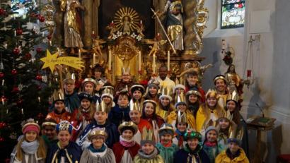Bild: soj
Aushilfspfarrer Thankgod Okoroafor (hinten) sandte die Ministranten im Sonntagsgottesdienst aus.