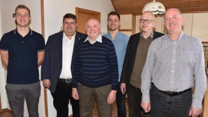 Bild: no
Glückwünsche zum 80. Geburtstag (von links): Enkel Alexander, Bürgermeister Dieter Dehling, der Jubilar Georg Pickel, Enkel Manuel, Pfarrer Thomas Schertel, Sohn Willi.