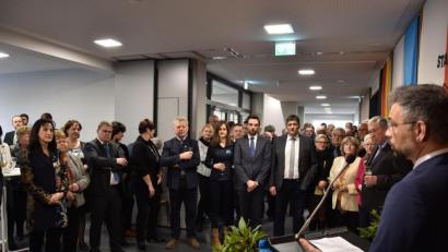 Bild: Lowak
CSU-Ortsvorsitzender Alexander Herzner (rechts) begrüßt die Gäste beim Neujahrsempfang im Foyer der Mehrzweckhalle.