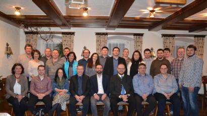 Bild: gi
Armin Bulenda (sitzend, Vierter von rechts) geht für die CSU ins Rennen um das Bürgermeisteramt. Unterstützt wird er von den Frauen und Männern, die für den Marktrat kandidieren. CSU-Kreisvorsitzenden und Landrat Andreas Meier (sitzend, Dritter von rechts) gratuliert.