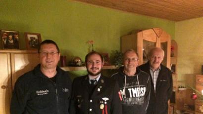 Bild: rdh
Klaus Sladky von der Blaskapelle, Tobias Schwamberger von der Feuerwehr(von links) sowie Georg Franz (Blaskapelle, rechts) gratulierten Peter Fischer zum 70. Geburtstag .